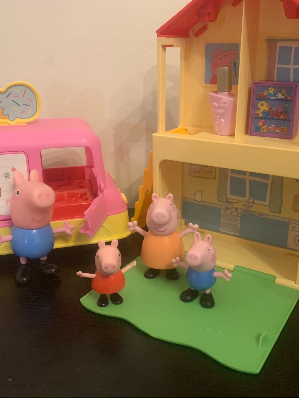 Peppa pig family ,ice creme truck , carry along house